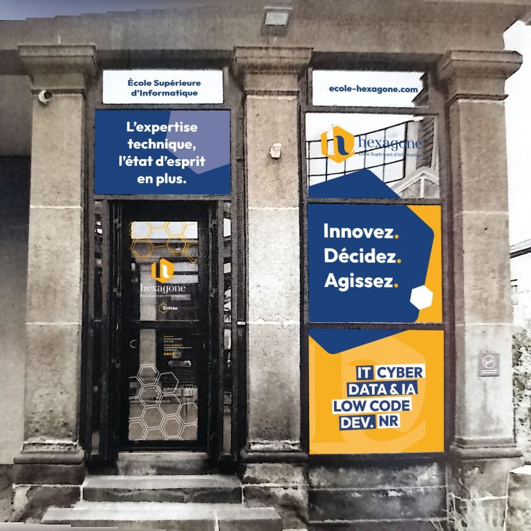 Vitrophanie Clermont-Ferrand Façade d'un bâtiment avec des panneaux publicitaires en couleur, incitant à l'innovation.